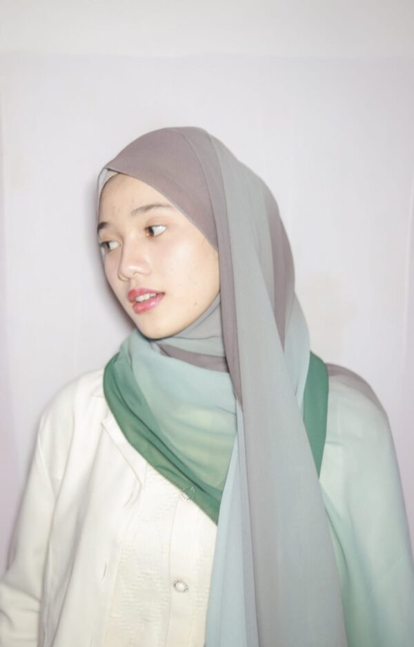 Pashmina Gradasi Premium Warna Ungu Dan Hijau Meddyanaveils