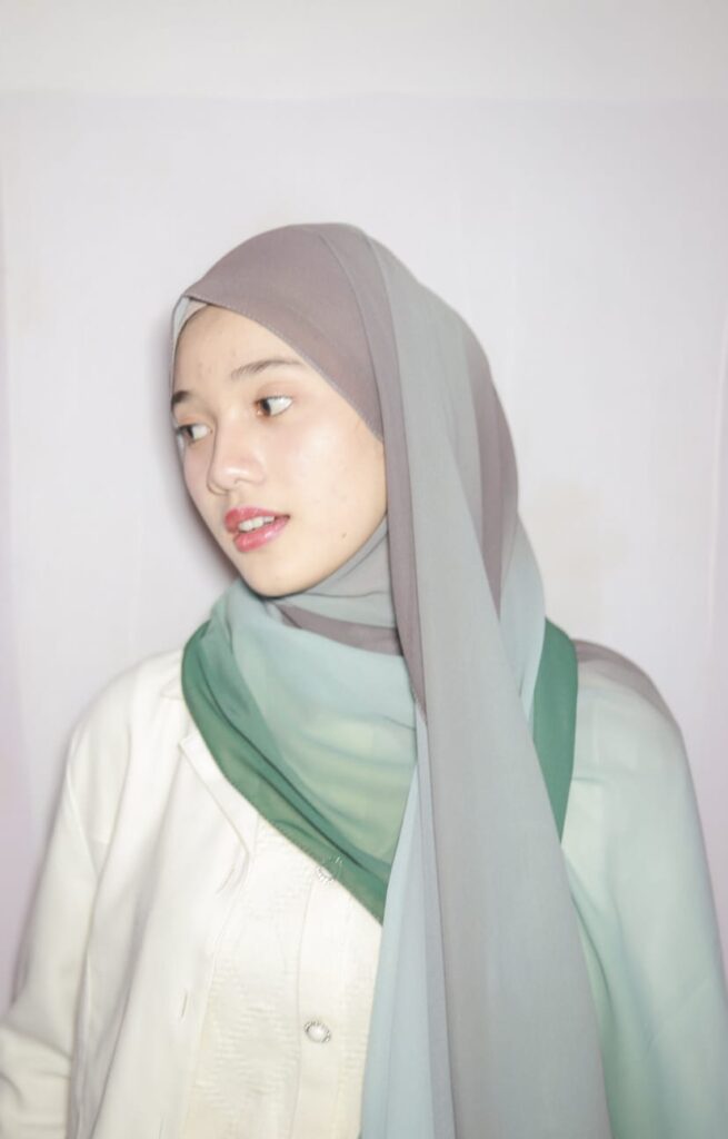 Pashmina Gradasi Premium Warna Ungu Dan Hijau Meddyanaveils