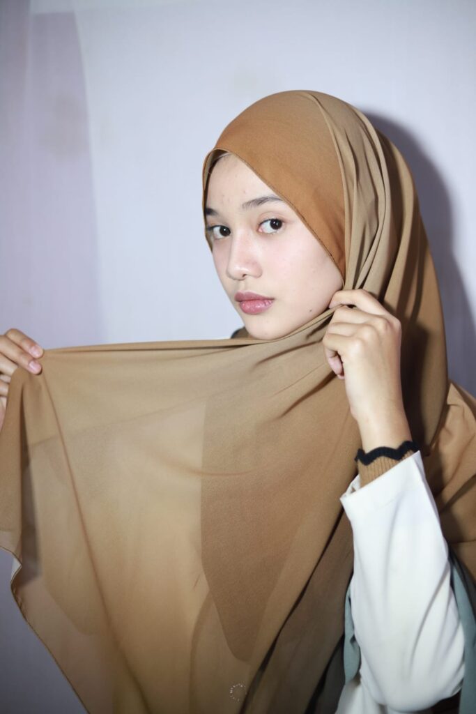 Pashmina Gradasi Premium Warna Coklat Dan Cream Meddyanaveils