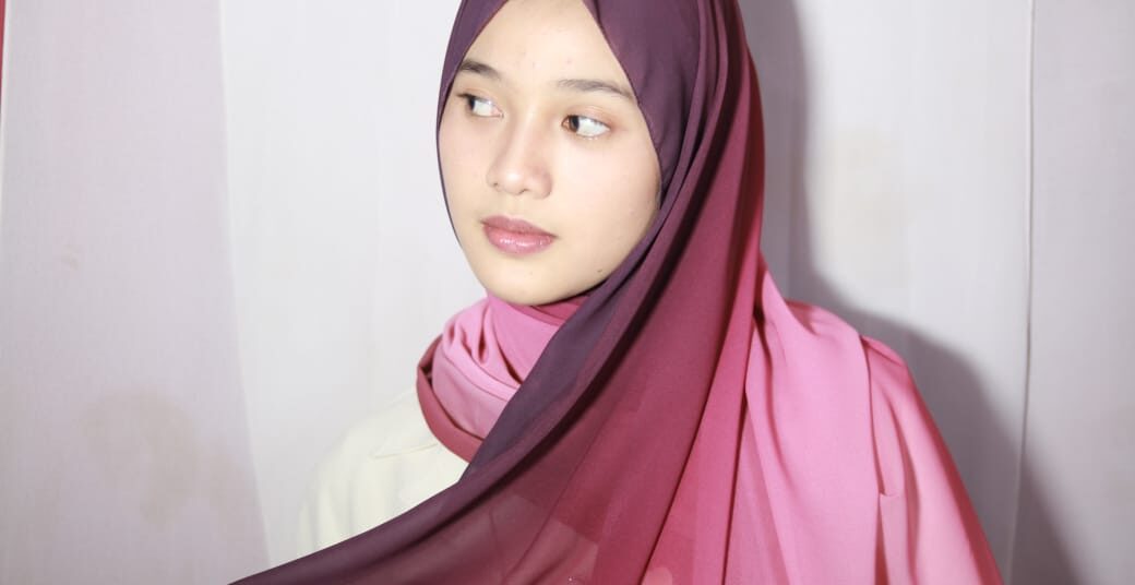 Pashmina Gradasi Premium Warna Merah Dan Pink Meddyanaveils