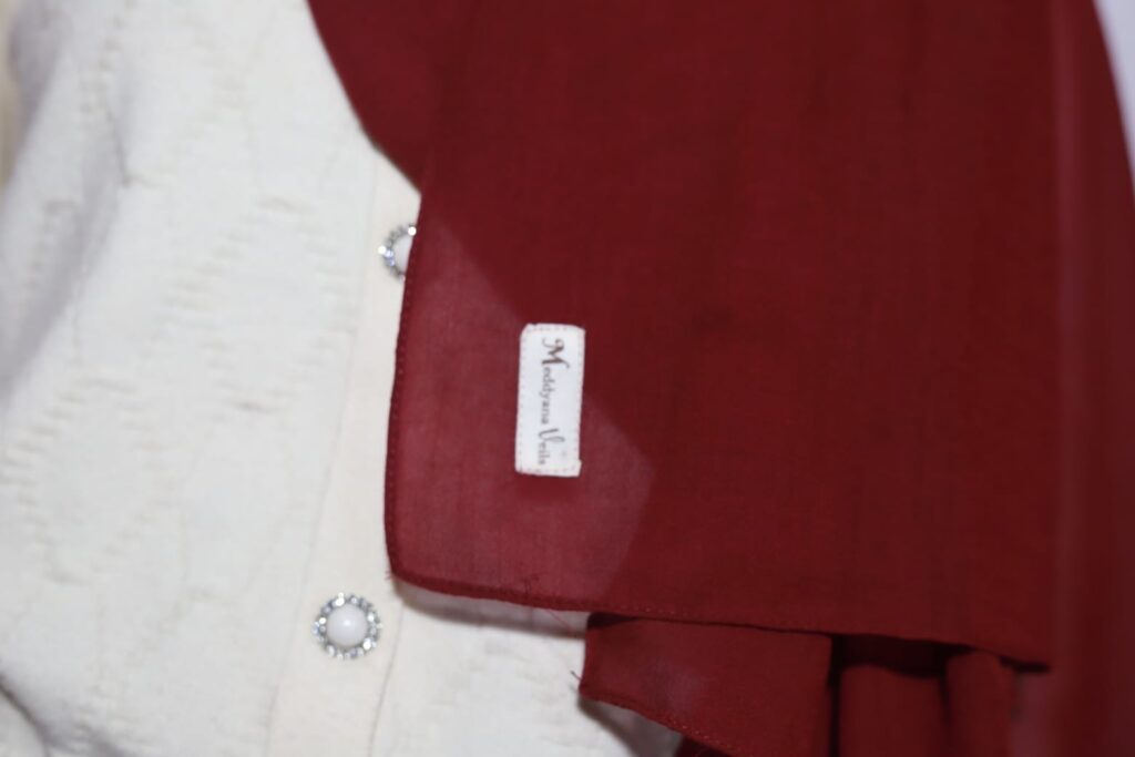 Pashmina Tencel Premium Warna Merah Meddyanaveils